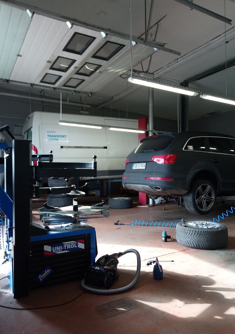 Serwis opon Audi Q7 — montażownica Uni-Trol w RJ Garaż