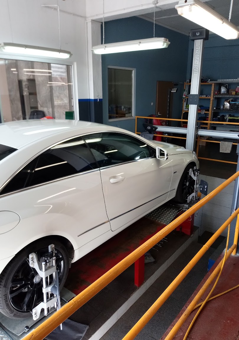 Geometria kół 3D — białe Mercedes E-Class Coupe w RJ Garaż